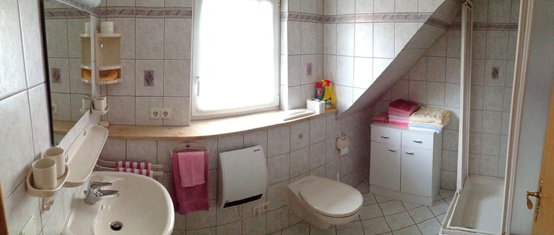 Badezimmer mit Dachschräge, Waschbecken und Dusche