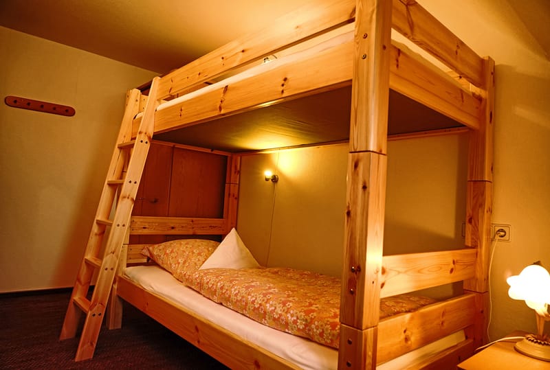 Schlafzimmer mit Etagenbett aus Holz