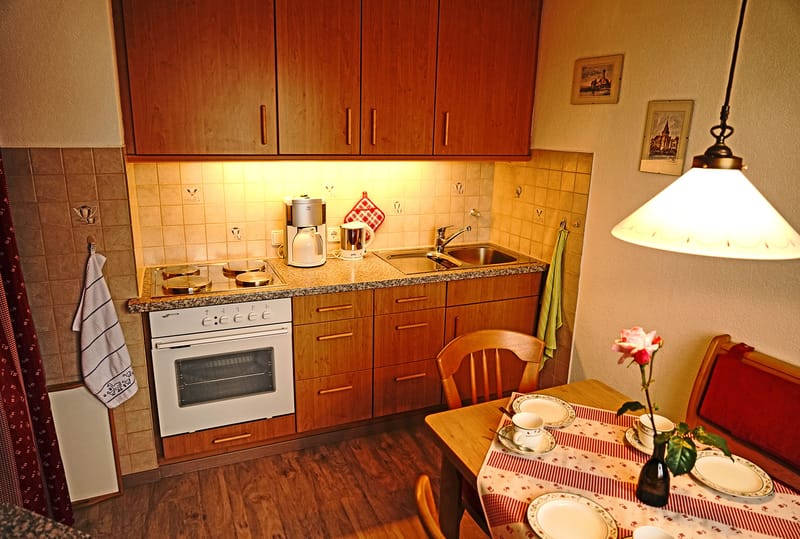 Küche mit Holzfronten, Herd mit Backofen und Essplatz