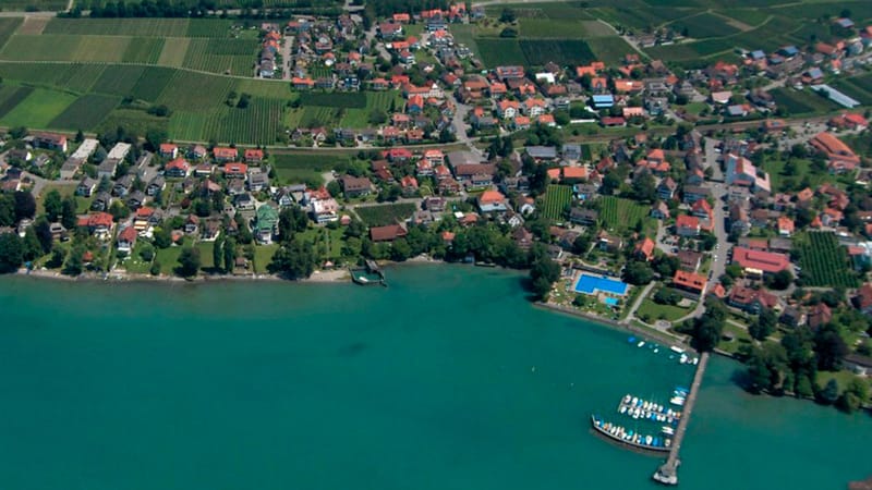 Luftbild von Nonnenhorn am türkisfarbenen Bodensee, rechts der Landungssteg